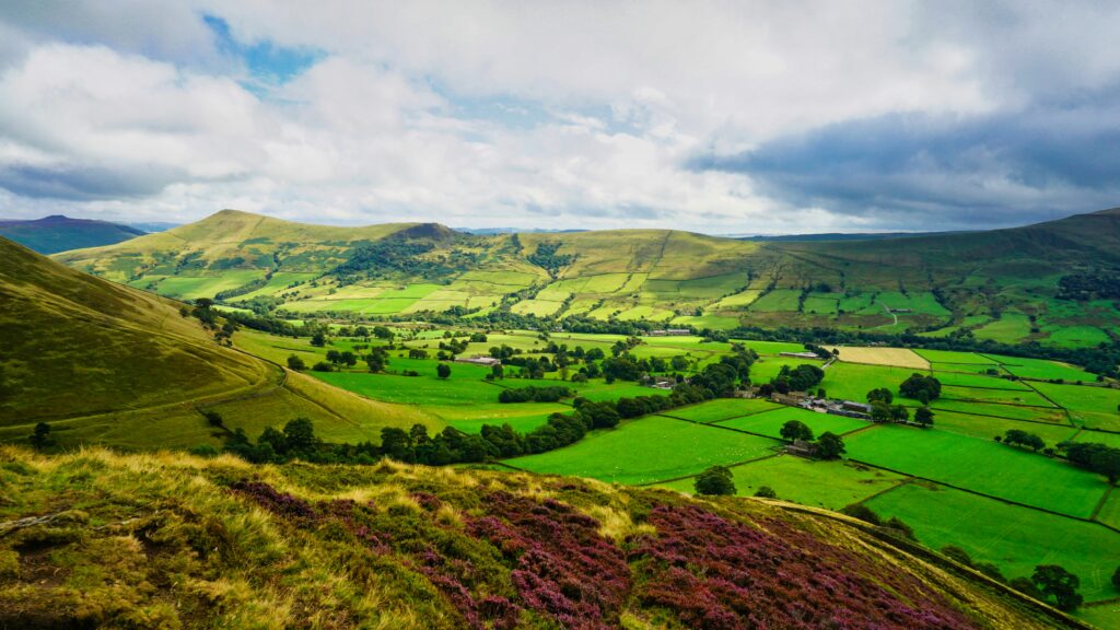 Peak District. Green fields and rolling hills. Photo by Minku Kang on Unsplash.