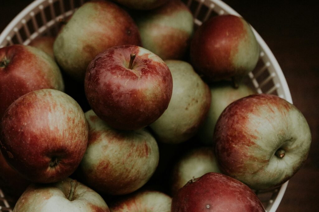 Bowl full of apples, pic by Photo by Priscilla Du Preez 🇨🇦 on Unsplash